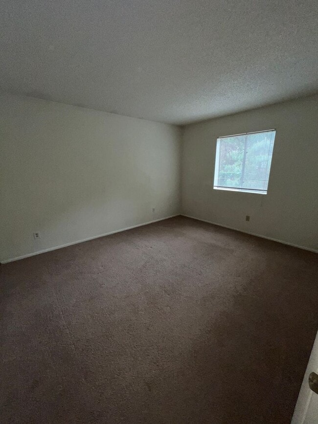 Building Photo - Christmas Tree - 3 Bedrooms/1.5 Baths $2,450!