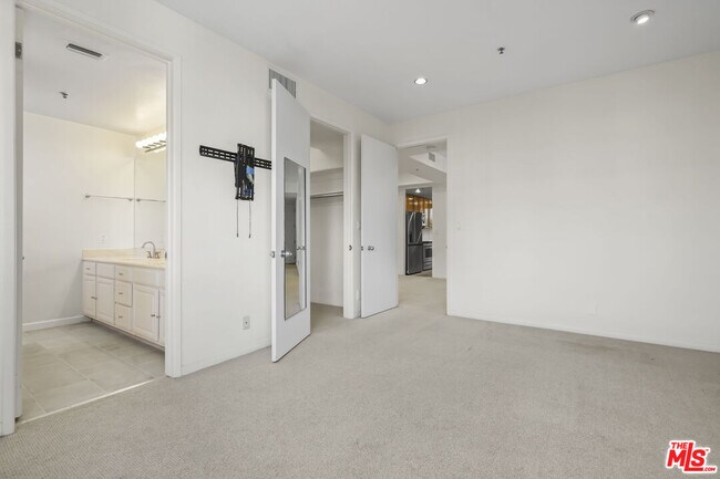 Building Photo - 2102 Century Park Ln