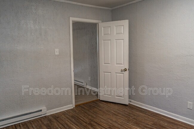 Building Photo - 501 Whitecrest Dr
