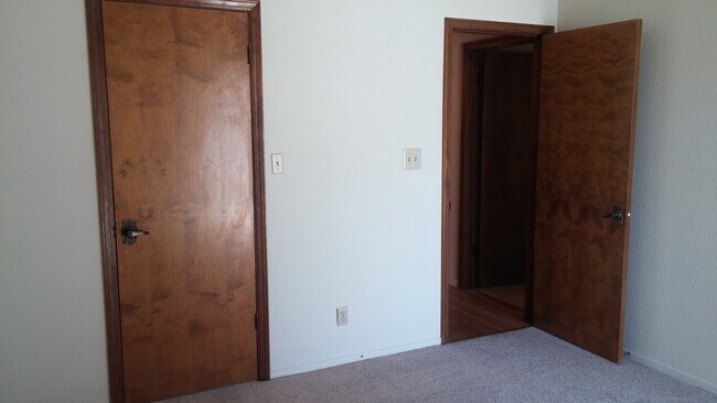 Building Photo - Northwest single level condo offering many...