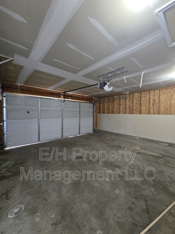 Building Photo - 4462 S Elizabeth Ave