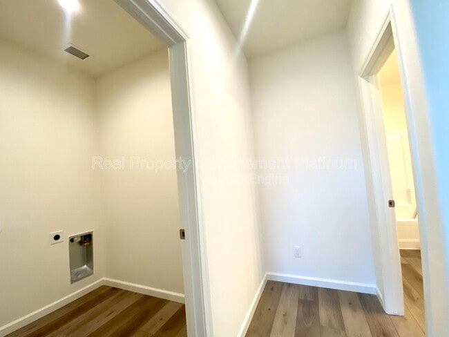 Building Photo - 4137 Beverly Ave