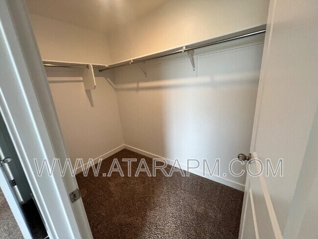 Building Photo - 346 Grassland Dr
