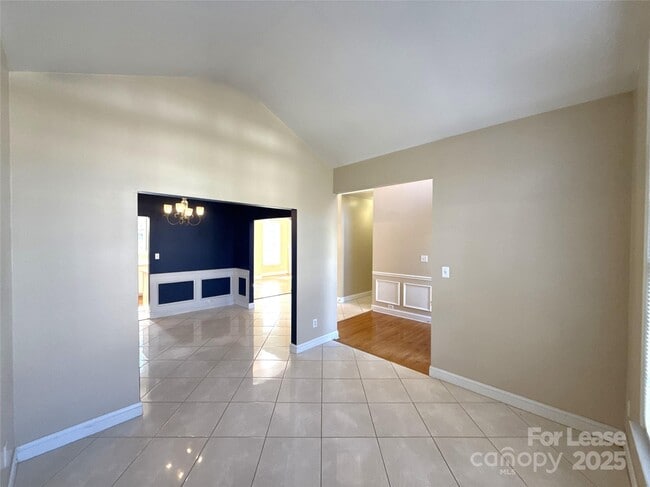 Building Photo - 1928 Dearmon Dr