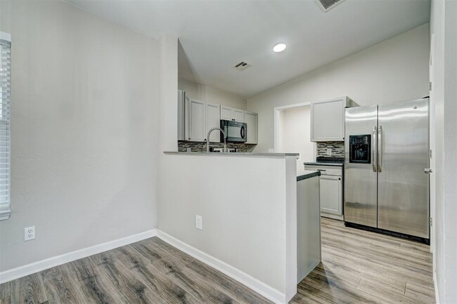 Building Photo - 10425 Aberdeen Dr