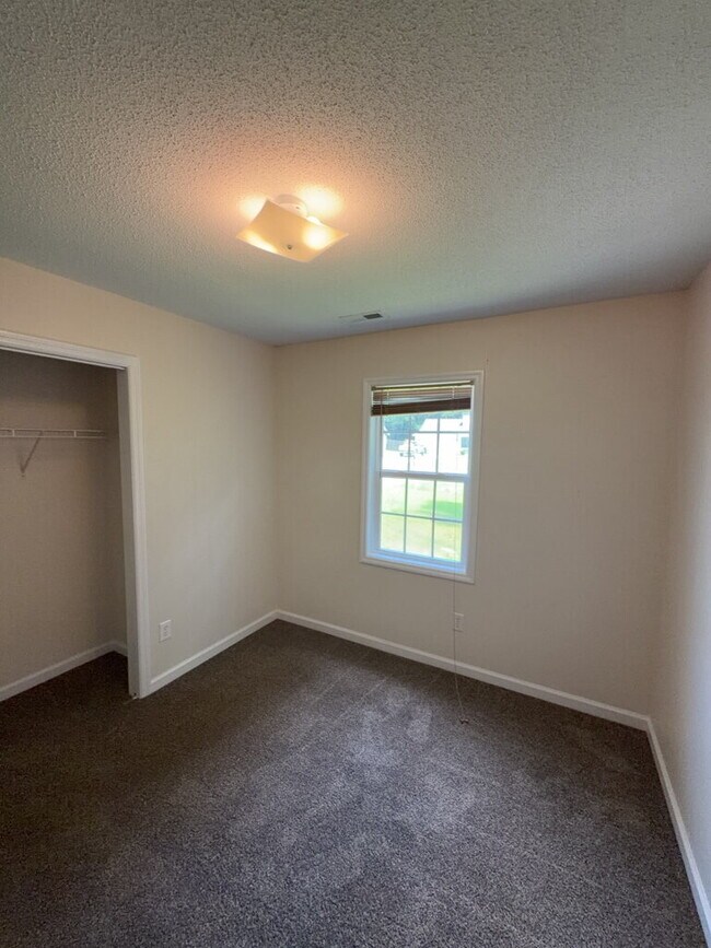 Building Photo - Charming 3 Bedroom, 2 Bath Home in Hubert-132 Daphne Drive