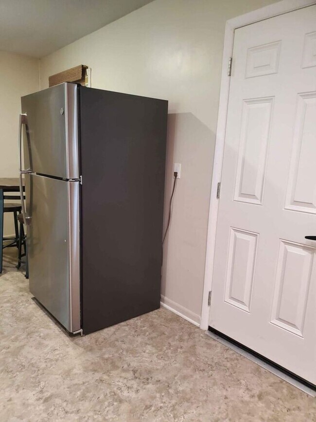 Building Photo - 2030 College Heights Rd