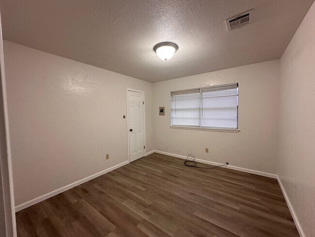 Building Photo - 6623 NW Denver Ave