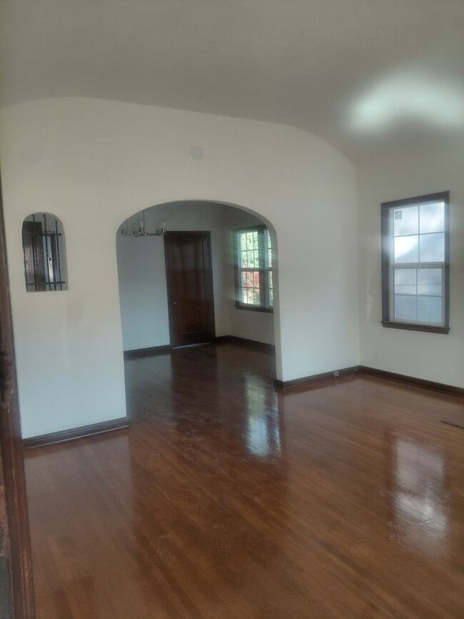 Building Photo - 1010