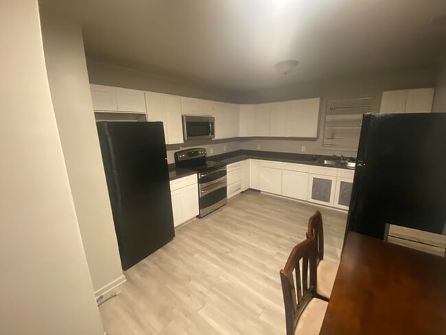 Building Photo - Room in Duplex on Beck St