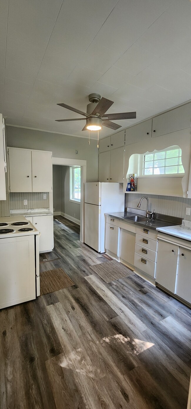 Building Photo - 701 9th St