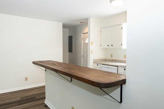Building Photo - Spacious Two Bedroom Townhome