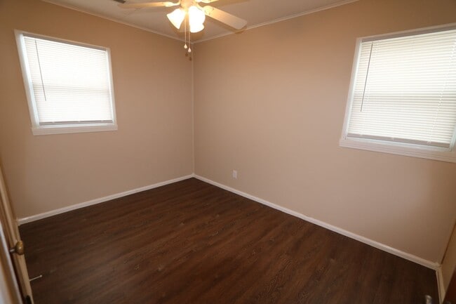Building Photo - 3 Bedroom 1 Bath