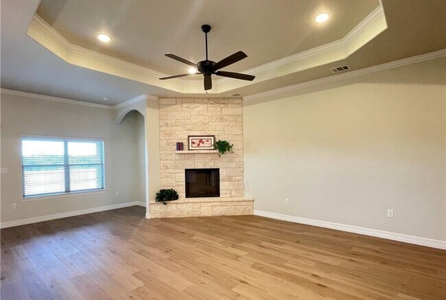 Building Photo - 318 Walking Stick Dr