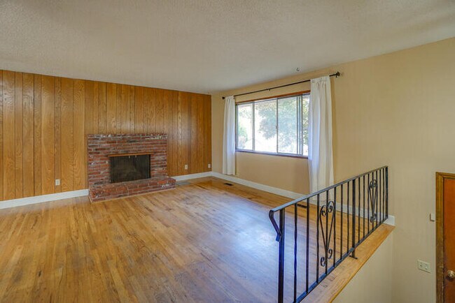 Building Photo - FOUR BEDROOM SPLIT LEVEL IN SALMON CREEK