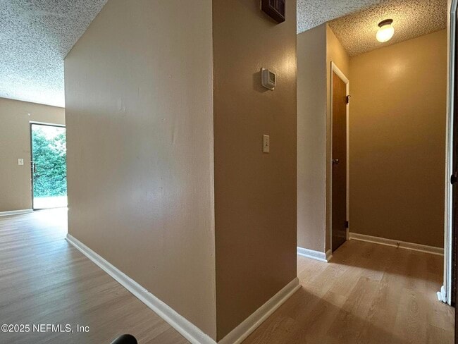 Building Photo - 808 Meadowbrook Dr