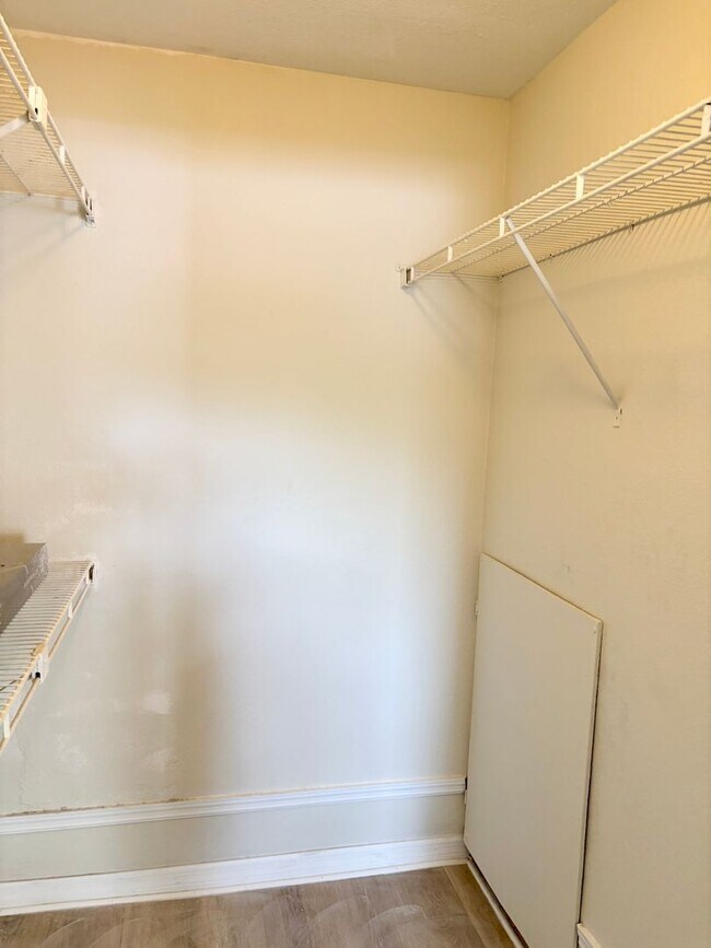 Building Photo - Modern comfort in Prime Orlando location –...