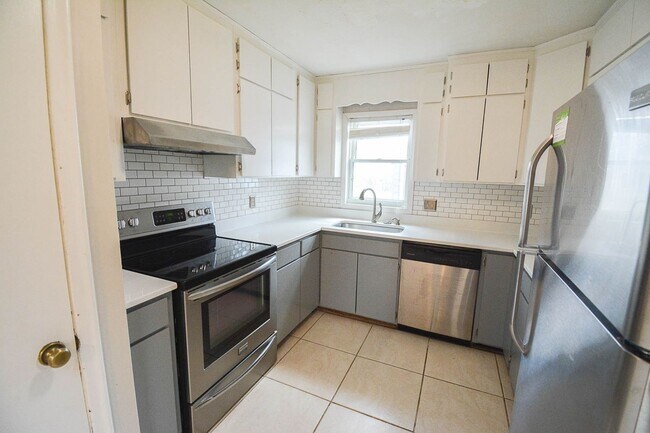 Building Photo - Charming SW Rochester home with fenced yard!