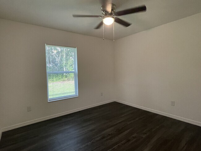 Building Photo - 15 Larch Cse