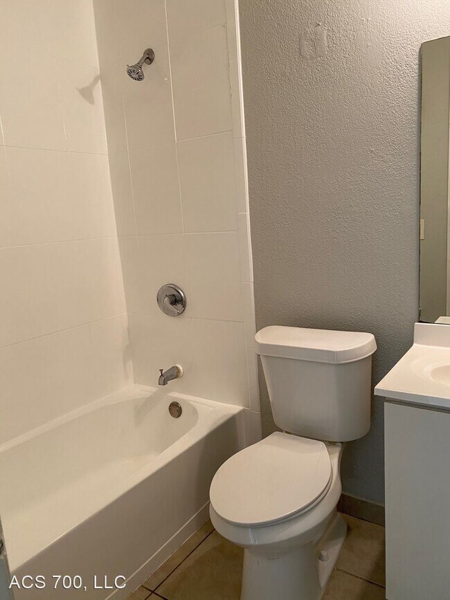 Building Photo - 2 br, 1 bath Apartment - 700 SW 16th Ave