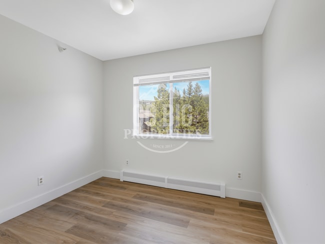 Building Photo - Fully Renovated Condo
