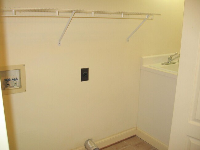 Building Photo - GATLING POINTE