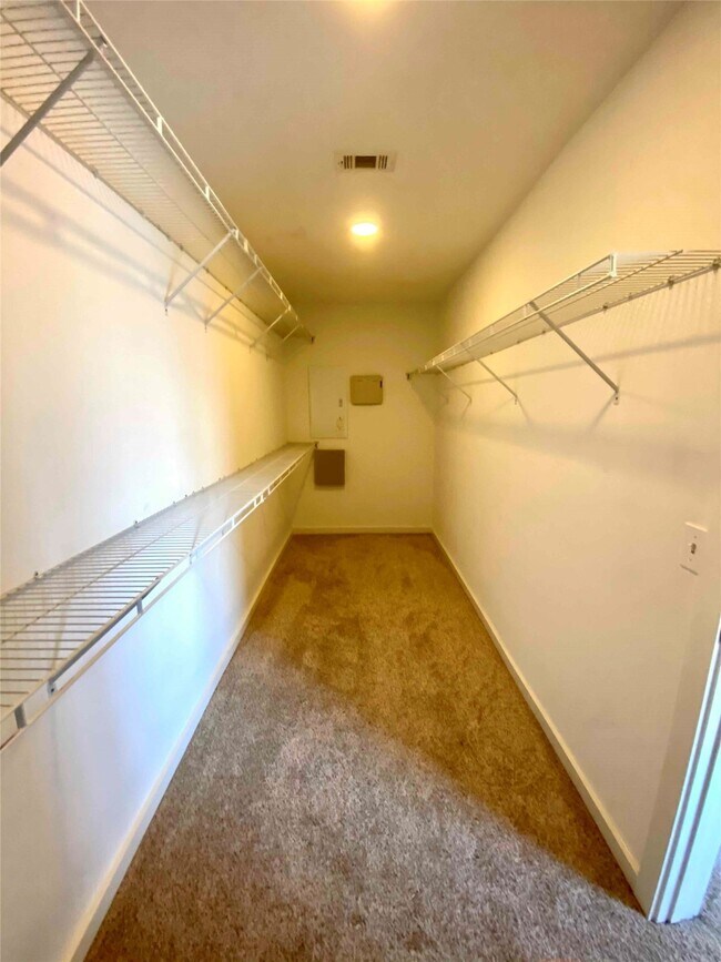 Building Photo - 823 Robin St