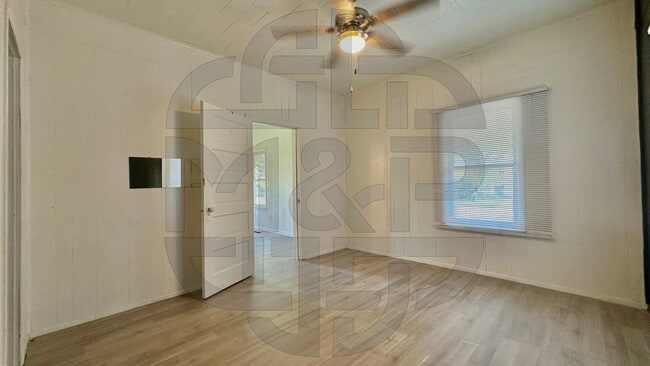 Building Photo - 410 E Taylor Ave