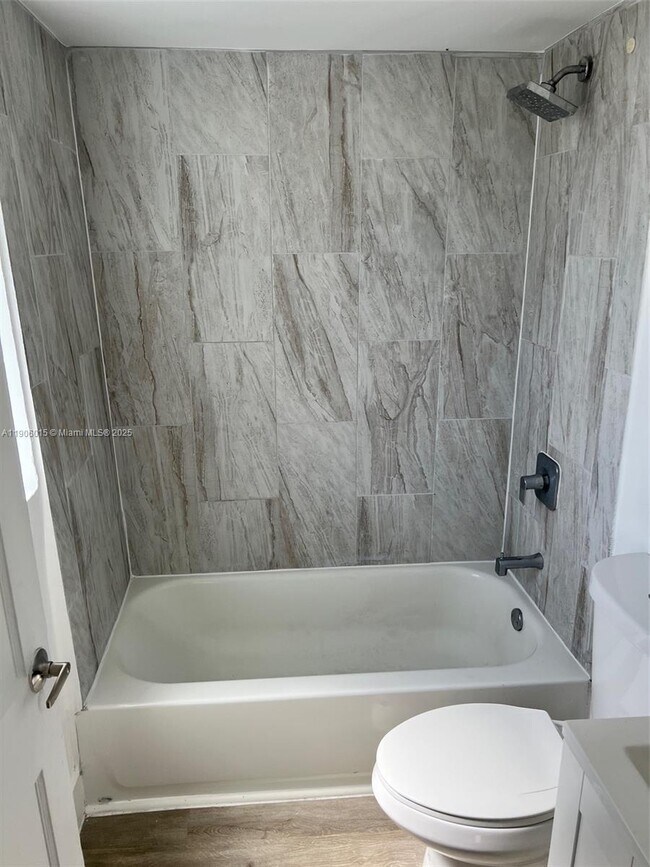 Building Photo - 1552 SW 2nd St