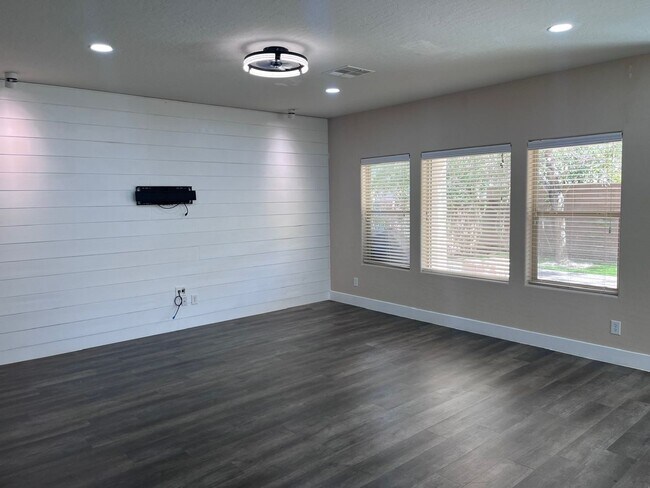 Building Photo - Wonderful 4-Bedroom Home with Loft & Den i...