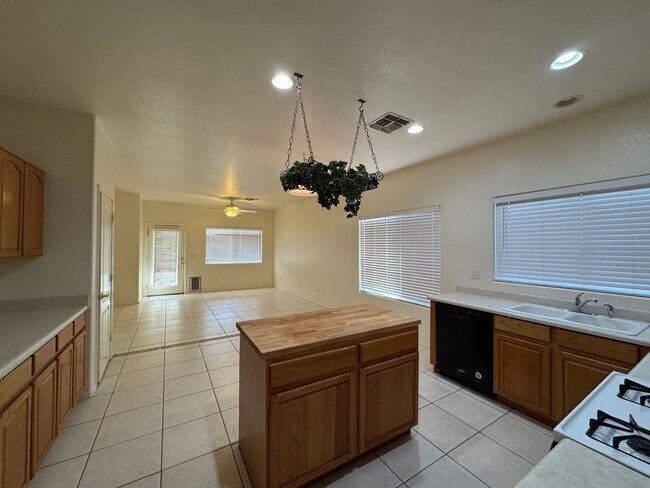Building Photo - 3 BEDROOM IN SAN TAN RANCH IN GILBERT