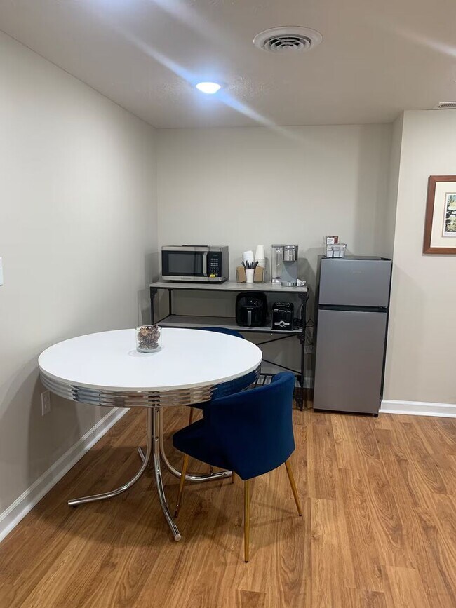 Building Photo - Spacious Benson Bungalow - 4BD 2B