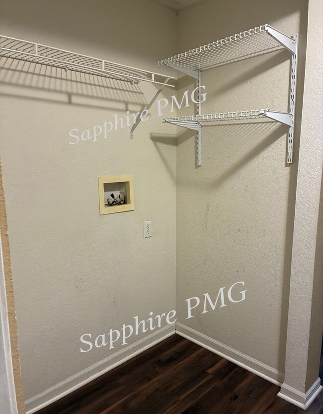 Building Photo - 5621 N Northwood Terrace