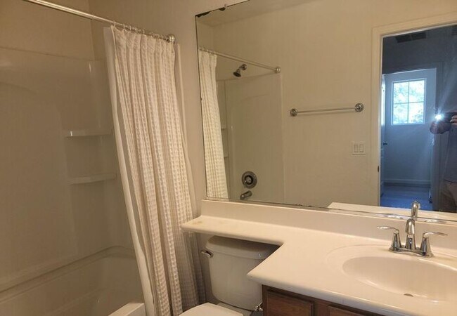 Building Photo - 3 Bedroom, 2.5 Bathroom Home Available Now