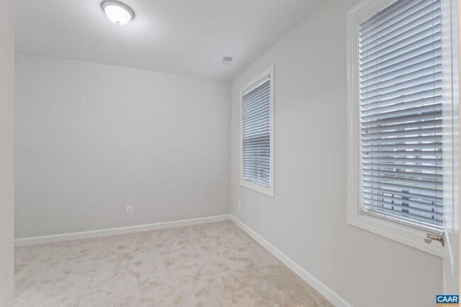 Building Photo - 4 Bedroom 3.5 Bathroom Townhouse with 2 Car Garage - Brownsville Elementary School District