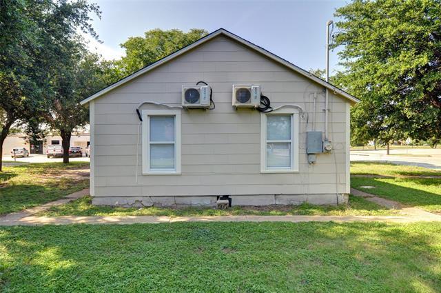 Building Photo - 300 Meadow Park Dr