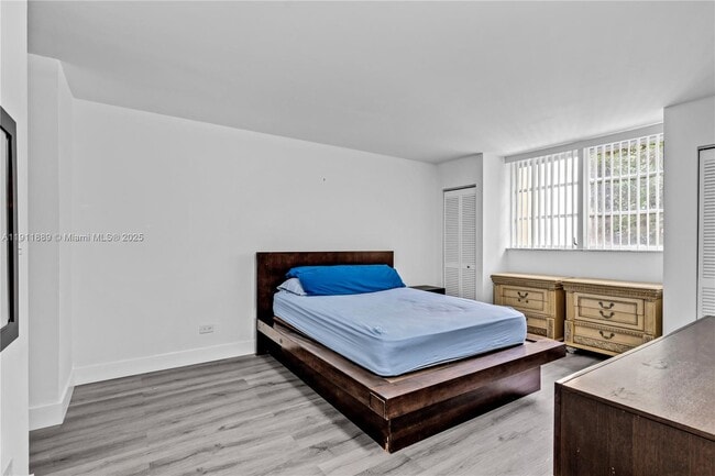 Building Photo - 445 NE 195th St