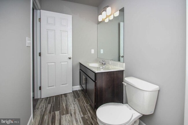 Building Photo - 515 Elm St