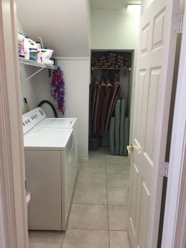 Building Photo - 619 NE 7th Ave