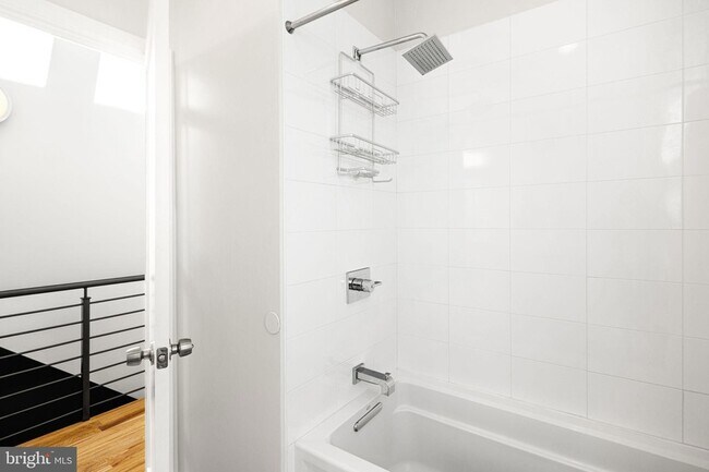 Building Photo - 842 N Leithgow St