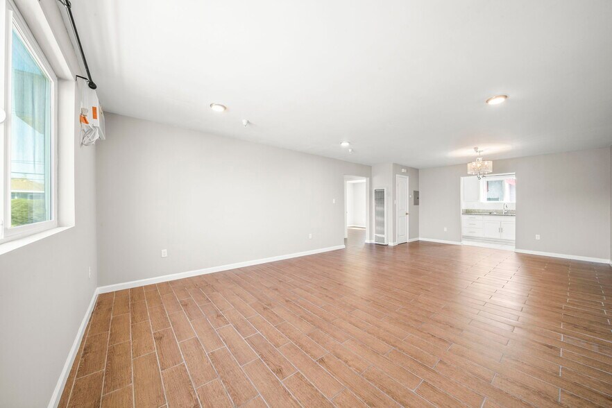 Building Photo - 1155 N Ardmore Ave