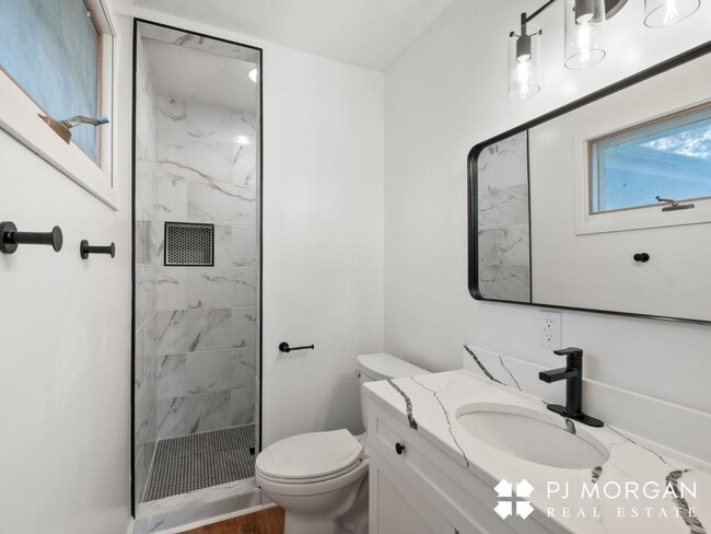 Building Photo - 4 Bedroom, 2.5 Bathroom, 2 Bonus Rooms - N...