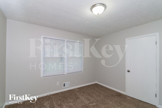 Building Photo - 5721 Crestview Dr