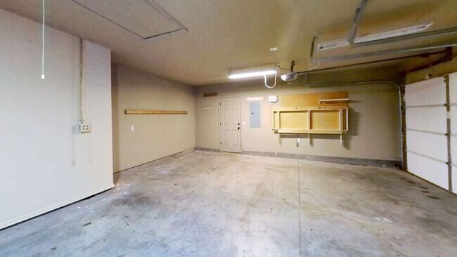 Building Photo - Yukon 4 Bed