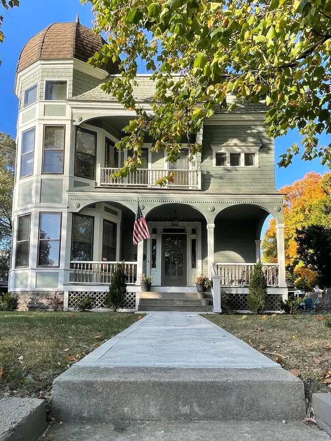 Building Photo - 398 W 5th Ave