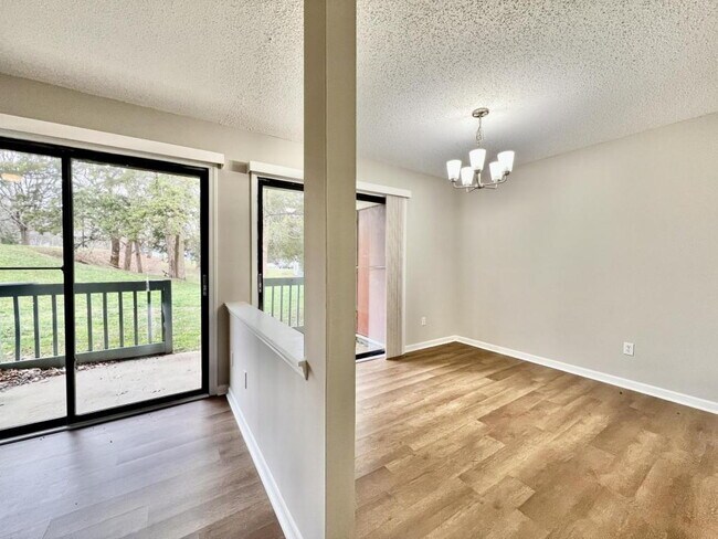 Building Photo - 3 BEDROOM CONDO IN TERRIFIC LOCATION!