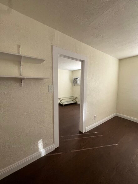 Building Photo - 413 W Van Buren Ave