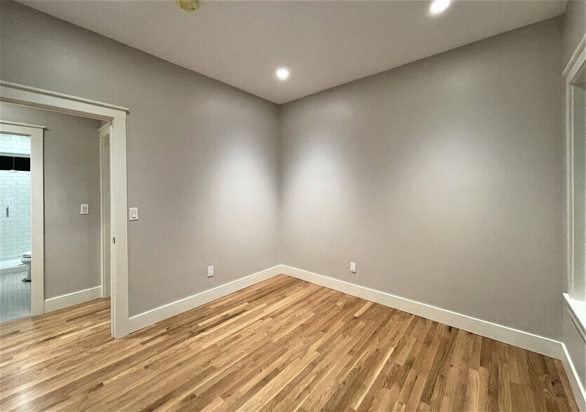 Building Photo - 70 Spring St