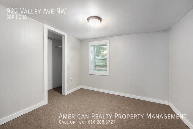 Building Photo - 922 Valley Ave NW