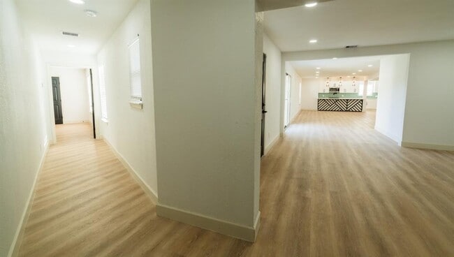 Building Photo - 1402 Bayou Shore Dr